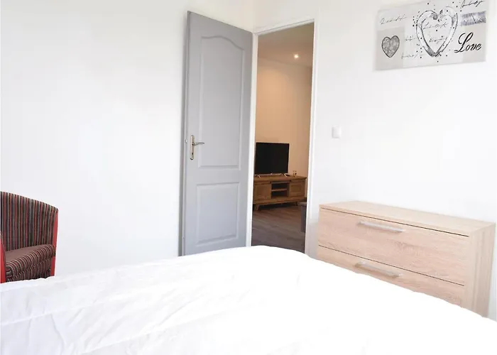 1 Bedroom Cozy In Apartment Terre-et-Marais